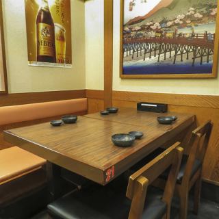 片側ソファー席もございます。狭さを感じさせない広々としたテーブル席♪