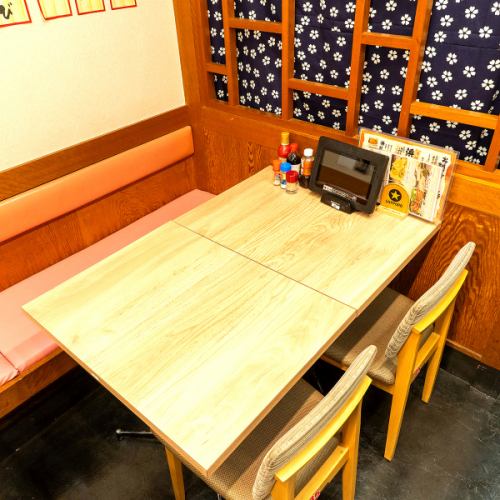 片側ソファー席もございます。狭さを感じさせない広々としたテーブル席♪