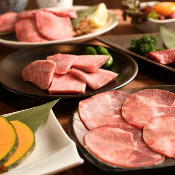 A yakiniku restaurant frequented by adults.High-quality yakiniku in a private room...Open until 9:00 a.m.