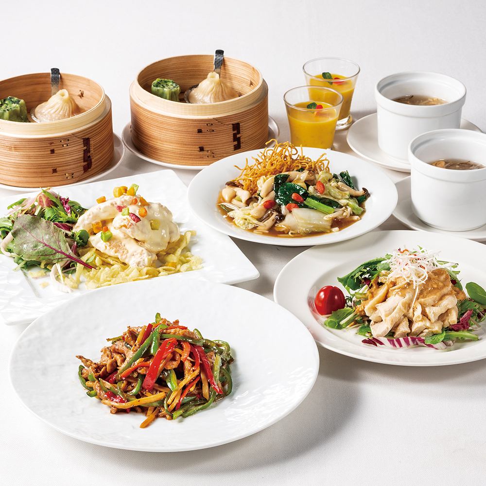 我們提供多種午餐套餐。歡迎品嚐我們推薦的菜餚和點心!