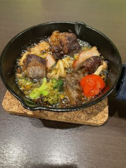 和牛のアヒージョ