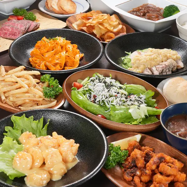 提供四种不同的套餐，包括5500日元（含税）的无限畅饮“首场派对套餐”！也可承办最多25人的私人派对。