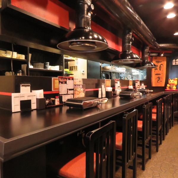 カウンターももちろんございます。お一人様にはささっとちょい焼肉セットが人気！帰り際の一杯はまるよしホルモンで。