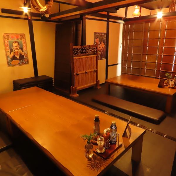 落ち着いた和の雰囲気が広がる店内は、ゆったりとした時間を楽しめる空間。木の温もりを感じながら、心地よいひとときを過ごせます。仲間やご家族との大切な時間にぴったりです。