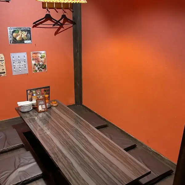 落ち着いた和の雰囲気が広がる店内は、ゆったりとした時間を楽しめる空間。木の温もりを感じながら、心地よいひとときを過ごせます。仲間やご家族との大切な時間にぴったりです。