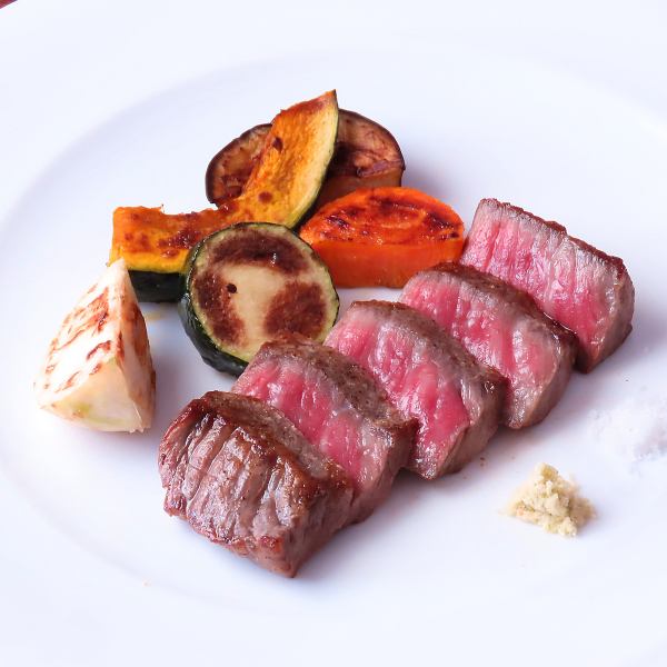 [Enjoy luxury cuts] A5 rank Japanese beef steak served with seasonal vegetables