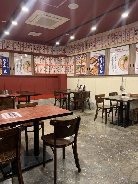 [A spacious space perfect for year-end parties, New Year's parties, and other types of banquets!] The bright and open interior of the restaurant can accommodate up to 30 people by putting tables close together. Also suitable for parties with a large number of people.