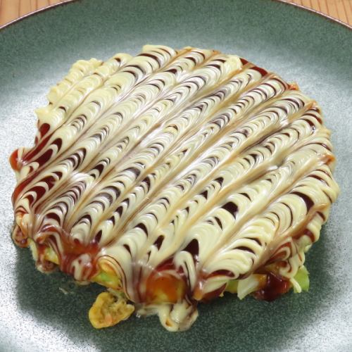 We are proud of the fluffy texture of our okonomiyaki, cooked on an iron plate. [Various types of okonomiyaki]