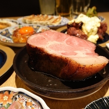 【厚切りポークで呑む酒場】相性抜群のレモンサワーは1杯100円!