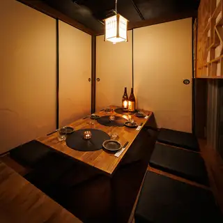 足元ゆったりのテーブル個室で心ゆくまでお楽しみください。お得な食べ飲み放題コースは3300円(税込)~お値段別に多数ご用意。お席のみのご予約も大歓迎ですので、お気軽にお問い合わせください。