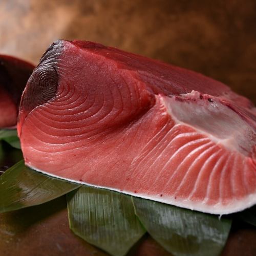 店主が目利きした本鮪を、各部位それぞれに合わせた調理方法にてご提供。余すことなくご堪能下さい。