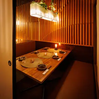 足元ゆったりのテーブル個室で心ゆくまでお楽しみください。お得な食べ飲み放題コースは3500円(税込)~お値段別に多数ご用意。お席のみのご予約も大歓迎ですので、お気軽にお問い合わせください。