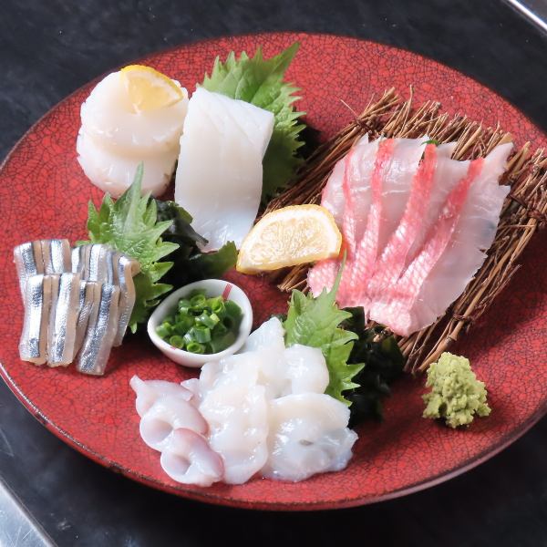 新鮮さが際立つ刺身盛り合わせ！