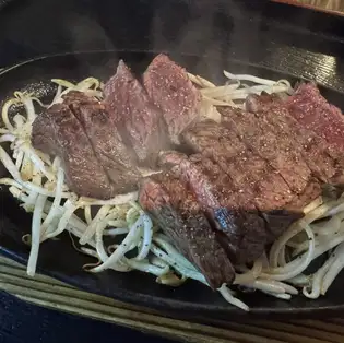 熱鐵板上烤製上等鹹牛舌