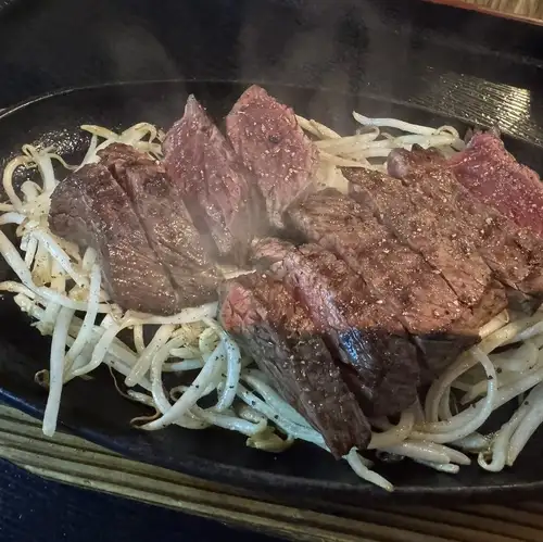 熱鐵板上烤製上等鹹牛舌