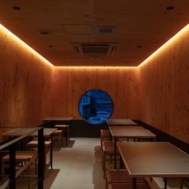 2nd floor seats.The wooden tables and soft lighting create a stylish atmosphere.4 tables for 4 people.3 tables for 2 people.Since it is a mobile type, we can flexibly set the table depending on the number of customers.