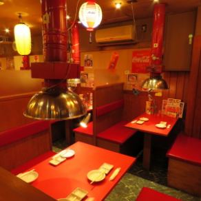 【グループで賑わう広々テーブル】ご家族や友人同士での集まりに最適な広めのテーブル席です♪七輪を囲んで、みんなでワイワイと焼肉を楽しむ賑やかな時間に最適。