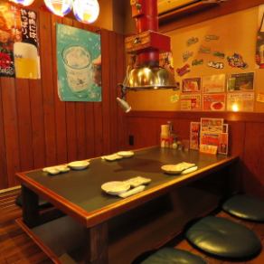 【少人数からOKのテーブル席】木の質感が心地よいテーブル席は、少人数でのご利用にぴったりです◎ゆったりとした造りで、お肉を焼きながら会話を存分に楽しめます。