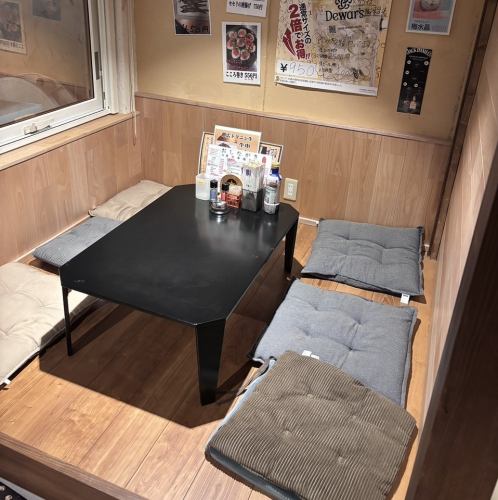 小上がりのお座敷席です。最大6名様までご利用いただけます◎ご宴会も随時受け付けておりますので、詳細はお店までご確認ください！