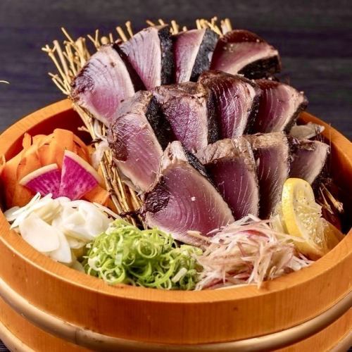 店内で本格藁焼きする料理はインパクトも大★お店を漂う香ばしい藁の薫りと共に料理が味わえます