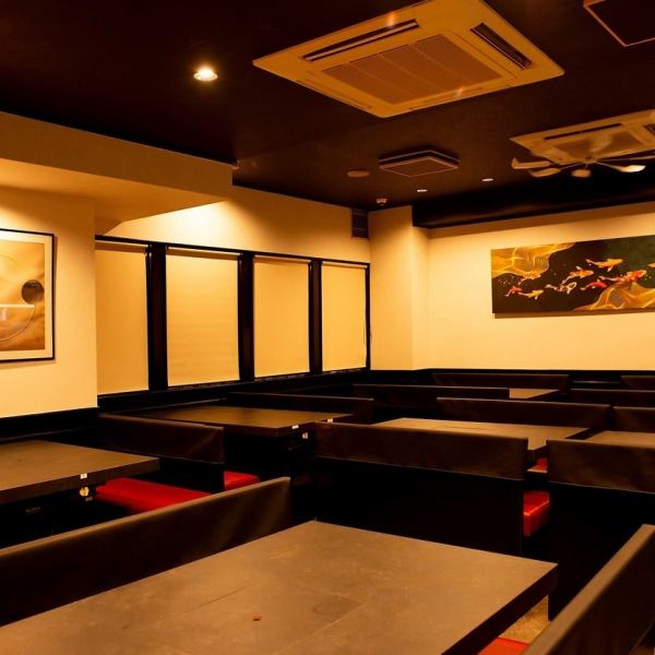 店内は清潔感のある空間が広がっています！落ち着いた雰囲気で街の喧騒を忘れ召し上がる絶品の焼肉は、お客様をうっとりとした気持ちにさせてくれます。店内テーブル席では最大14名様の即予約が可能◎高級感のあるテーブルで非日常の空間をお楽しみください☆