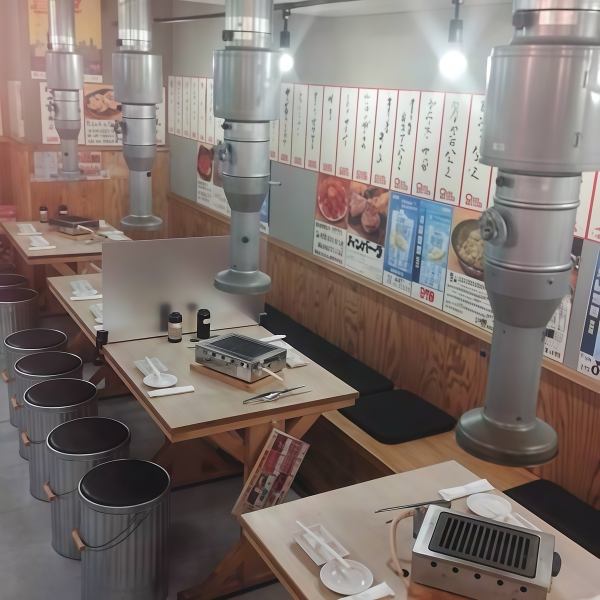 店内には仕切りのあるテーブル席もご用意。女子会や各種ご宴会にぴったりです。さらに最大90名様までの貸切にも対応可能で、会社の宴会や大人数での集まりにもおすすめ。ぜひ気軽にご利用ください!