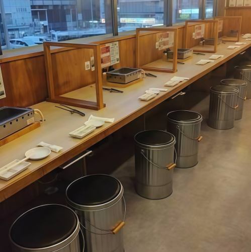 お一人様でのご利用や、デートにもおすすめのお席です。気軽に立ち寄って名物「とろタン」をどうぞ！