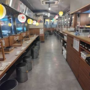 席をつなげて最大90名様まで着席可能です。大人数での会社宴会や団体利用に最適です◎