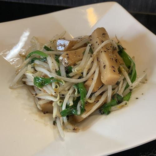 Stir-fried menma and bean sprouts with black pepper