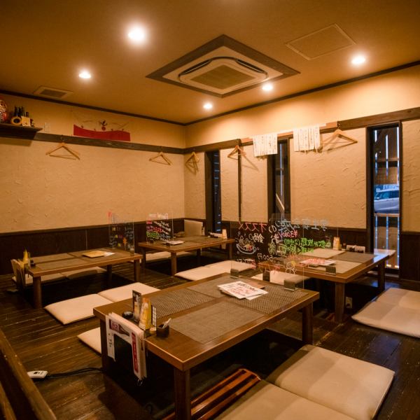 A tatami room where you can sit comfortably.You can enjoy your meal while stretching your legs and relaxing.It can accommodate up to 30 people for banquets! It is also recommended for company entertainment and family use.