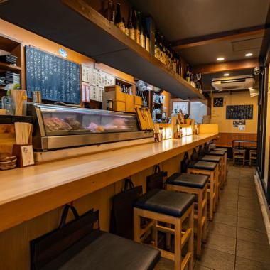 自慢のお酒を眺めるカウンター席◎日本酒・焼酎他、握りなどでお召し上がりいただけ、ワインも充実のラインナップをご用意しております◎少人数やちょっとした飲み会におすすめ！