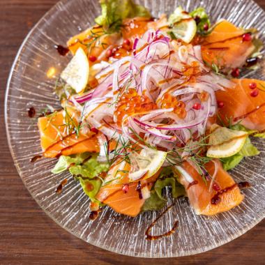 食卓を彩る鮮やかな一皿。サーモンといくらの贅沢カルパッチョ
