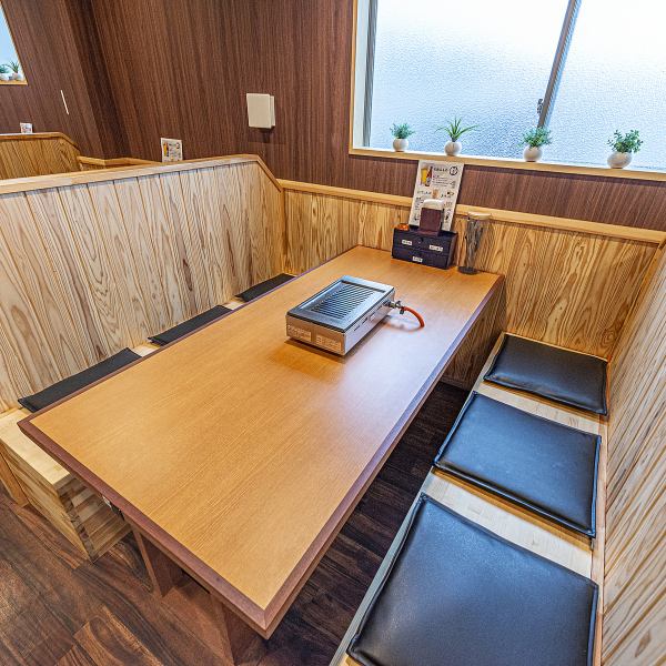 【広々としたテーブル席！】6人がけの広々としたお席をご用意しております！椅子の中に荷物を置くスペースをご用意しておりますので、お荷物などに匂いがつく心配もございません◎安心してご来店ください１