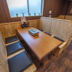 【テーブル席をご用意！】6人がけのテーブル席を多数ご用意しております！ご家族やグループでのご利用にどうぞ！