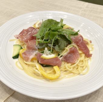 Prosciutto, zucchini and baby leaves with lemon cream
