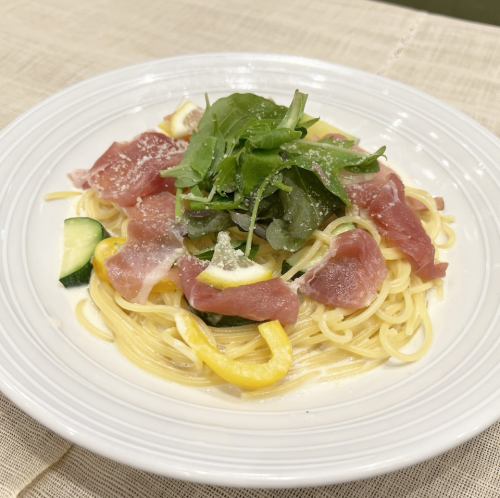 Prosciutto, zucchini and baby leaves with lemon cream