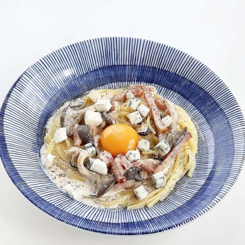 Gorgonzola and marbled oyster mushroom carbonara
