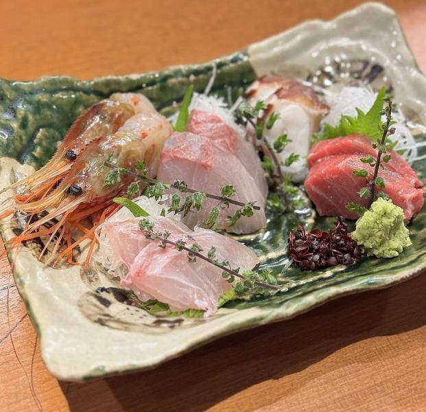 御造りおまかせ5種盛り　【1人前1078円】※写真は2人前