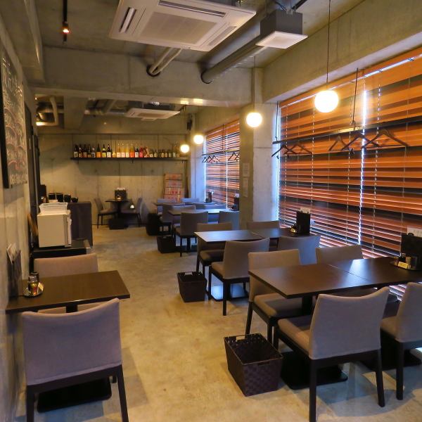 最大24名様までご利用いただける広々とした店内は、宴会や飲み会、会社での懇親会にもぴったり。貸切のご相談も大歓迎で、周りを気にせずゆったりとお過ごしいただけます。また、店内には喫煙ブースも完備しており、愛煙家の方も安心。用途に合わせて柔軟に対応いたしますので、お気軽にお問い合わせください。