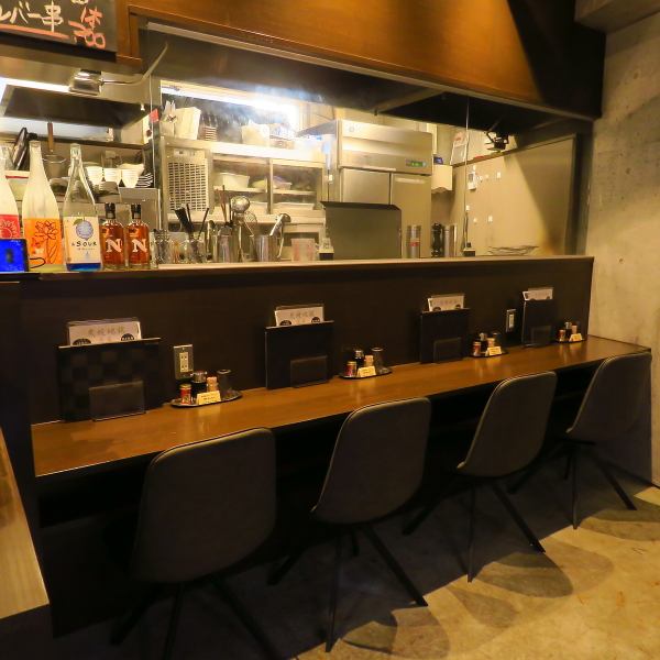 お一人様でも気兼ねなく過ごせるカウンター席を4席完備。サクッと軽く飲みたい時や、お仕事帰りの飲み会にもぴったりの空間です。特別なひと時をぜひ、美味しいお酒と共にゆったりとした時間をお過ごしください。落ち着いた雰囲気の中で気軽にゆったりとご利用いただけます。