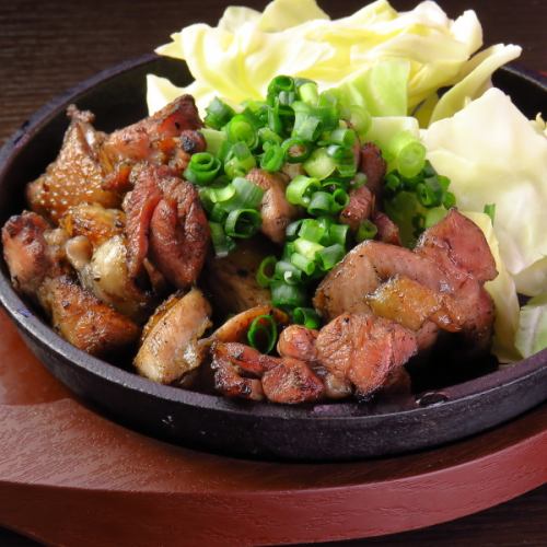 【◇炭火の香りが食欲をそそる◇】さつま若シャモのもも焼き～鉄板で熱々のまま～