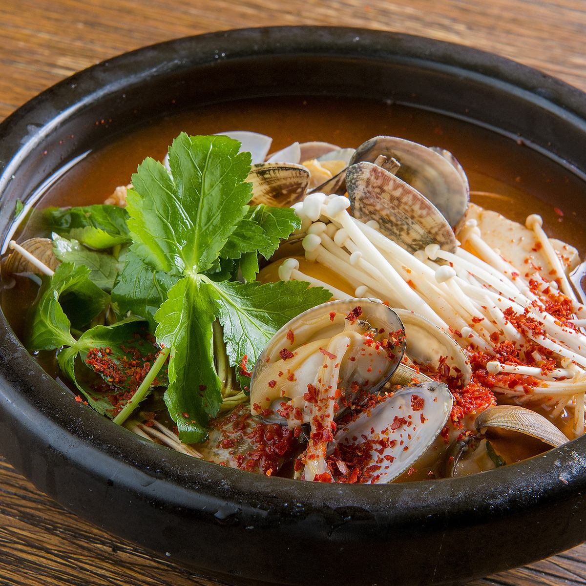 Easily enjoy popular Korean food such as Jjigae, Samgyetang, and Dak-galbi!