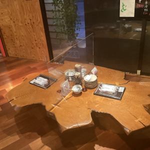 The seats in the tatami room are round tables!