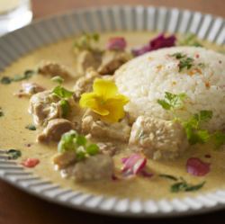 Yellow curry rice with chicken and miscellaneous grains