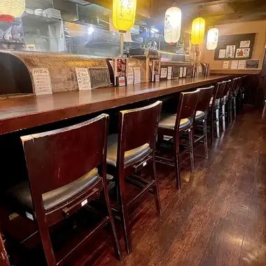 落ち着いた和の空間で、ゆっくりとお食事とお酒を楽しめるカウンター席。お一人様でのご利用はもちろん、仕事帰りの一杯や大切な方とのひとときにもおすすめです。目の前で料理人の技を感じながら、心地よい時間をお過ごしください。