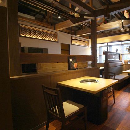 テーブル席も2席ご用意しております。記念日や誕生日など大切な時間をお過ごしください。店内は京都の有名な木を使用しており、どこか懐かし古民家のような空間になっております。