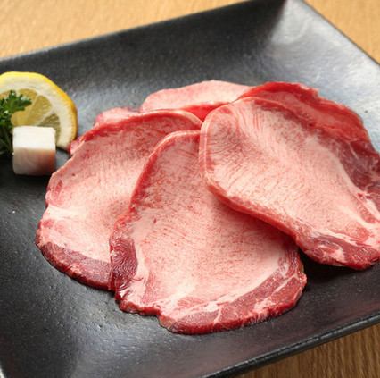 [Let's start with this!] Yakiniku's standard beef tongue is refreshing.