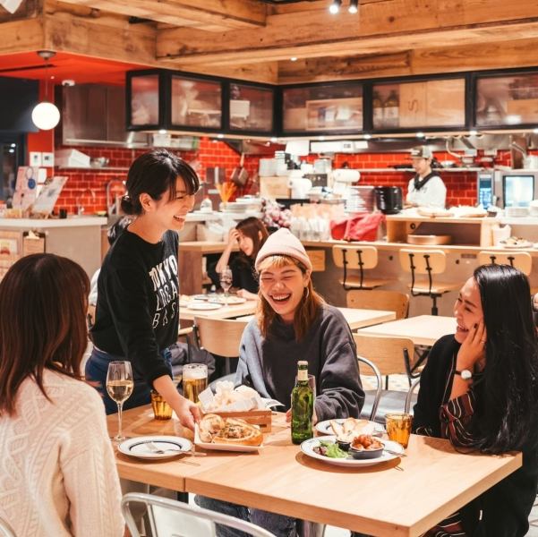 ゆっくりと寛げる店内は、様々なシーンでご利用いただけます。ランチやカフェタイムでゆっくりと♪ディナータイムにはデートや女子会、各種パーティーなど♪お席は、テーブル席やカウンターを完備。普段使いできるカフェ、お酒やお食事を楽しむダイナーとしてご利用ください♪落ち着いた雰囲気の中、素敵なひとときを…。