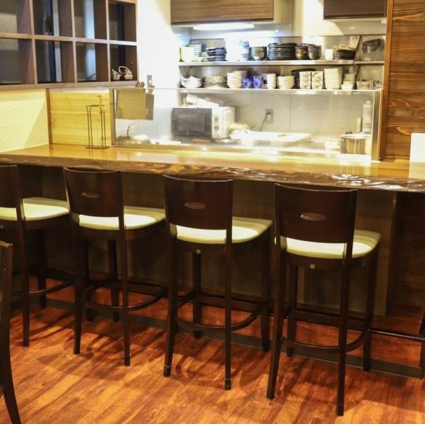 The popular counter seats are recommended for a drink on the way home from work, a date, or for single use.We welcome you to visit us as a couple. Please feel free to contact us if you have any requests.We are looking forward to your reservation.