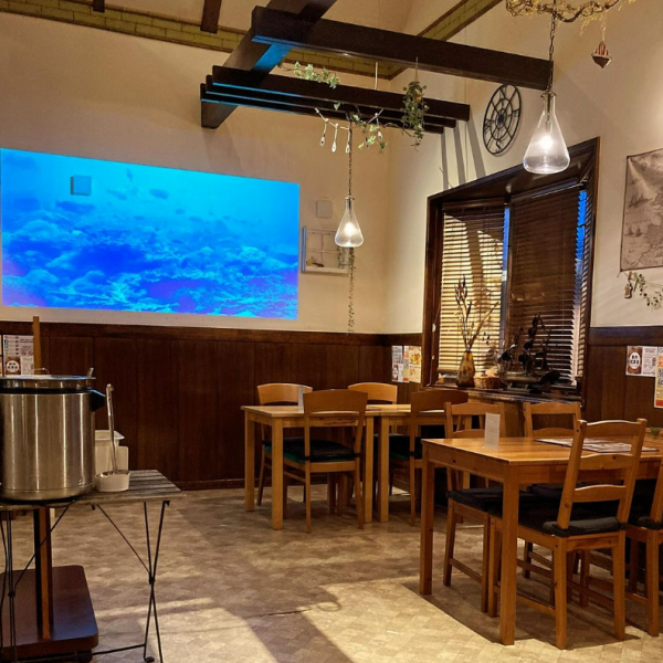 With high ceilings and ample space between seats, you can enjoy your meal in a relaxed and calm atmosphere.The atmosphere changes between lunch and dinner time, making it perfect not only for everyday use but also for girls' nights, birthdays, anniversaries, and other special occasions.